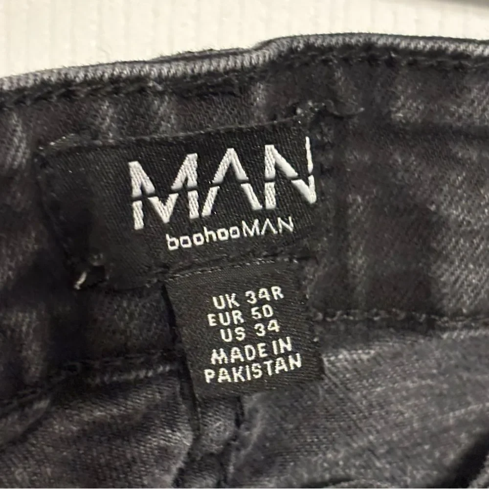Boohoo MAN | Men’s Stacked Long Black Distressed Dark Wash Denim Jeans 31 x 36